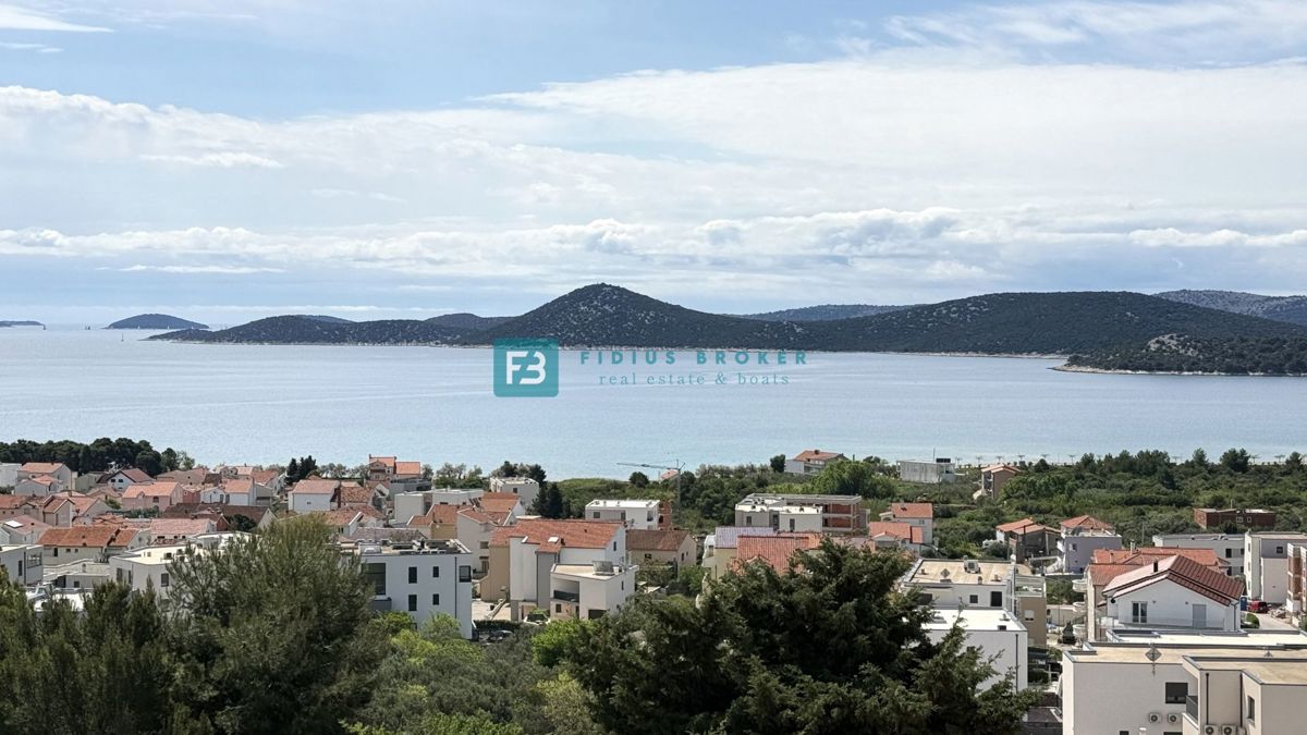 VODICE, novogradnja, trietažno stanovanje, bazen, pogled na morje, vrt, S2