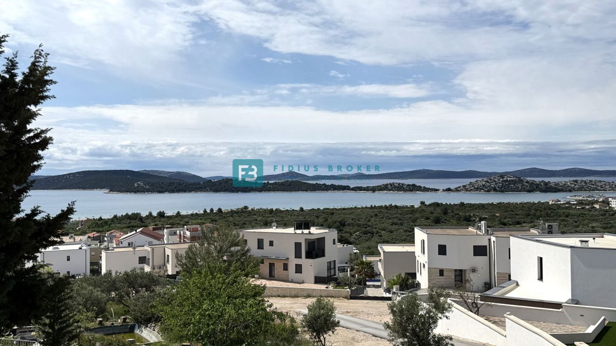 VODICE, novogradnja, trietažno stanovanje, bazen, pogled na morje, vrt, S2