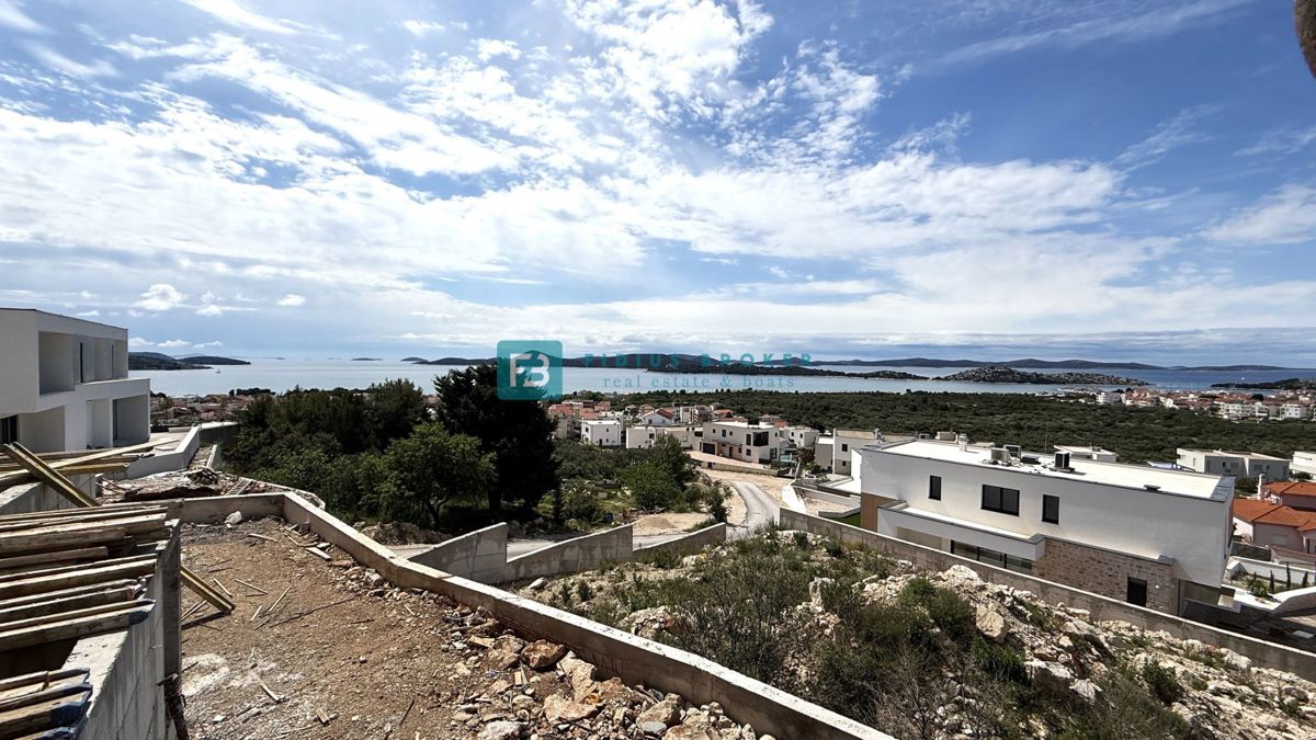 VODICE, novogradnja, trietažno stanovanje, bazen, pogled na morje, vrt, S2