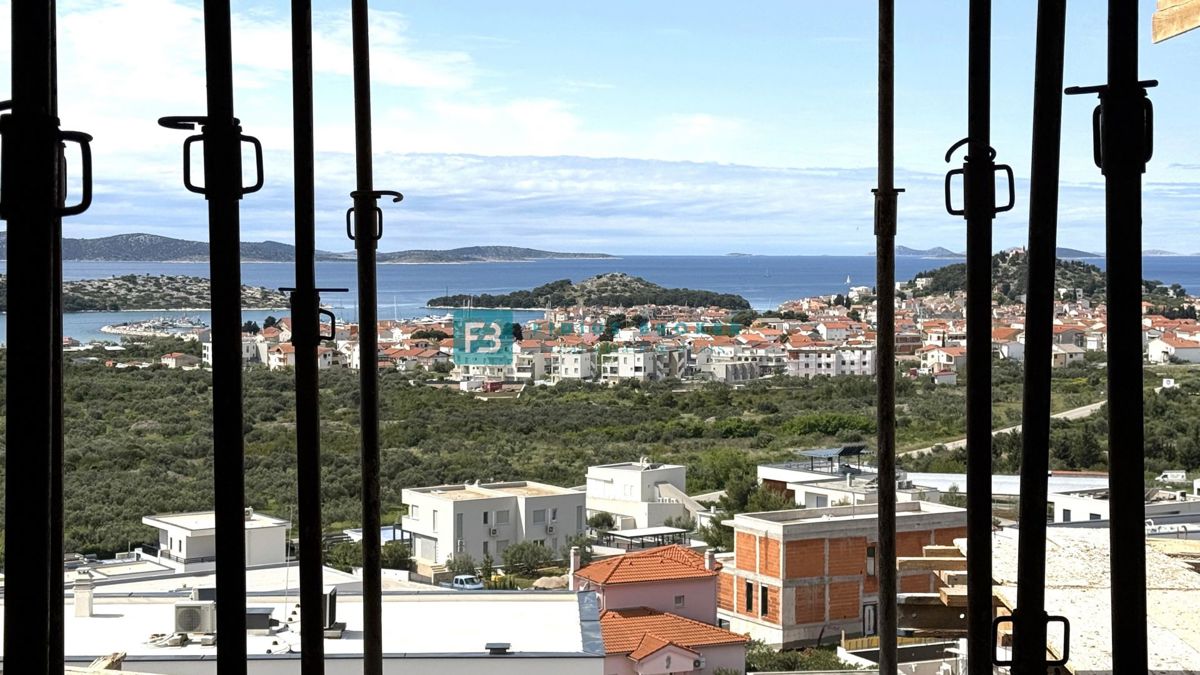 VODICE, novogradnja, trietažno stanovanje, bazen, pogled na morje, vrt, S2