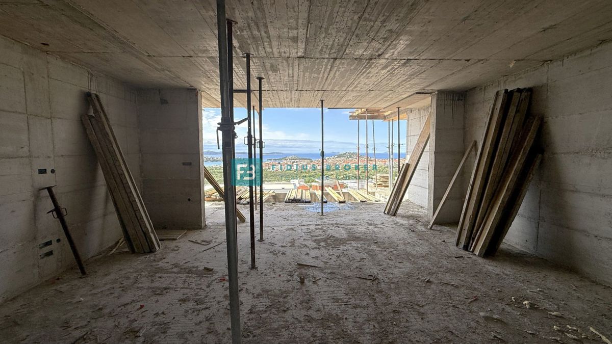 VODICE, novogradnja, trietažno stanovanje, bazen, pogled na morje, vrt, S2