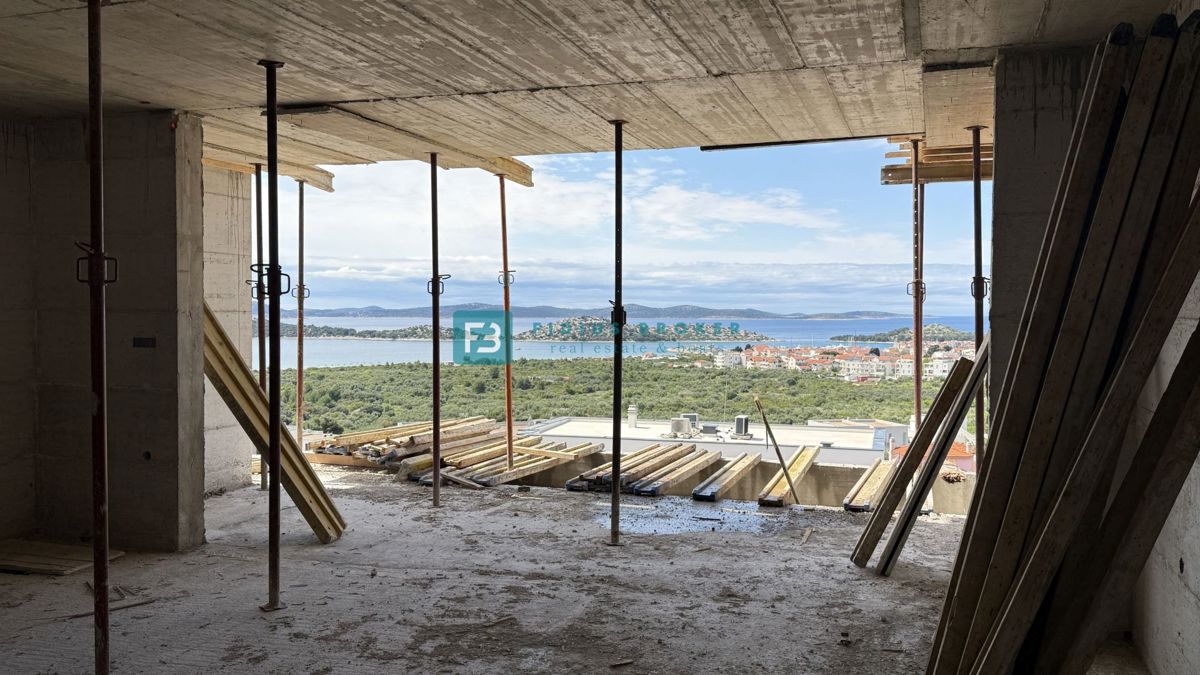 VODICE, novogradnja, trietažno stanovanje, bazen, pogled na morje, vrt, S2