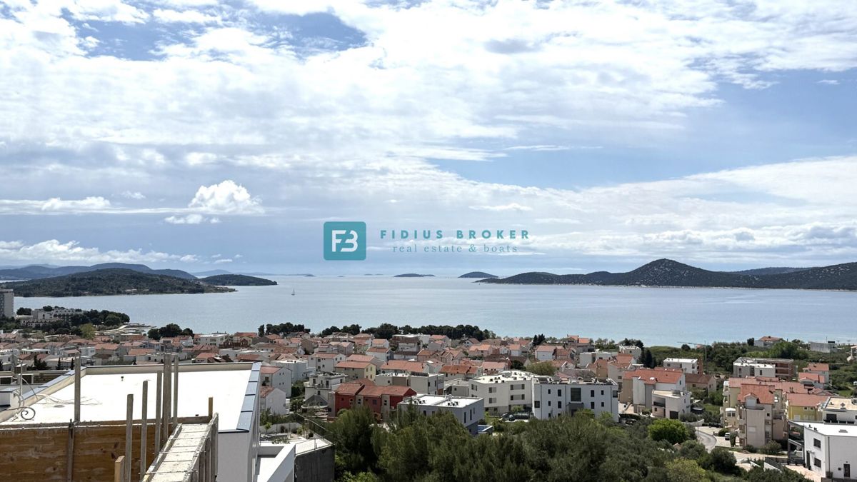 VODICE, novogradnja, trietažno stanovanje, bazen, pogled na morje, vrt, S2