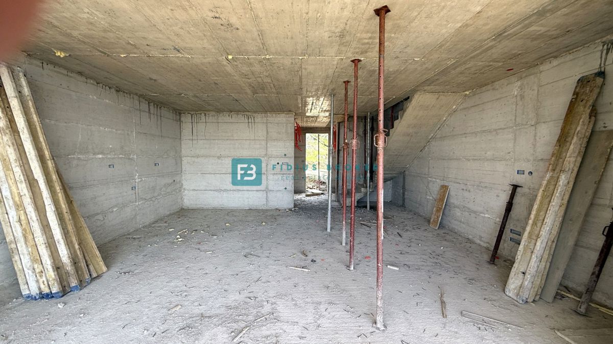 VODICE, novogradnja, trietažno stanovanje, bazen, pogled na morje, vrt, S2