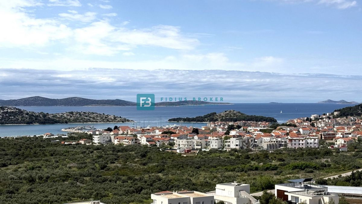 VODICE, novogradnja, trietažno stanovanje, bazen, pogled na morje, vrt, S2