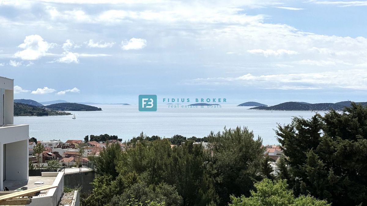 VODICE, novogradnja, trietažno stanovanje, bazen, pogled na morje, vrt, S2