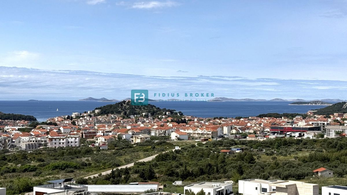 VODICE, novogradnja, trietažno stanovanje, bazen, pogled na morje, vrt, S2