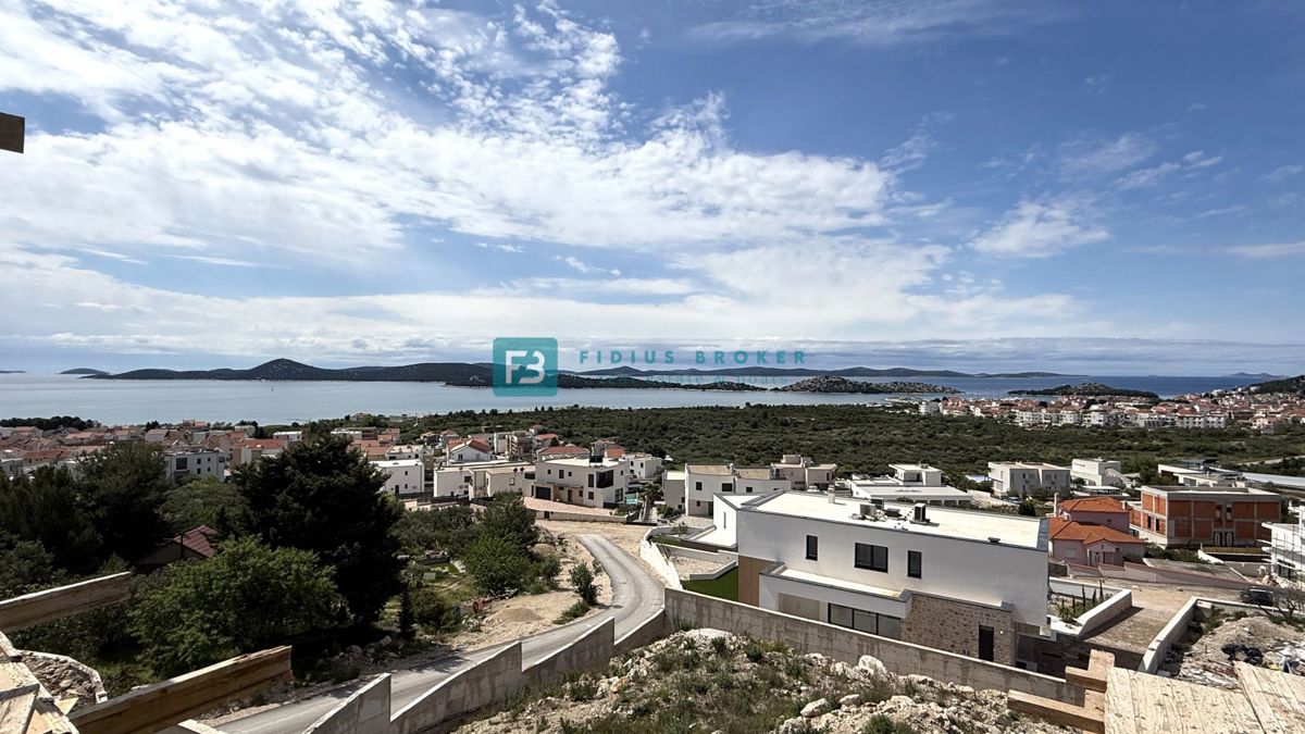 VODICE, novogradnja, trietažno stanovanje, bazen, pogled na morje, vrt, S2