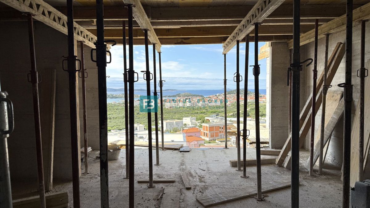 VODICE, novogradnja, trietažno stanovanje, bazen, pogled na morje, vrt, S2