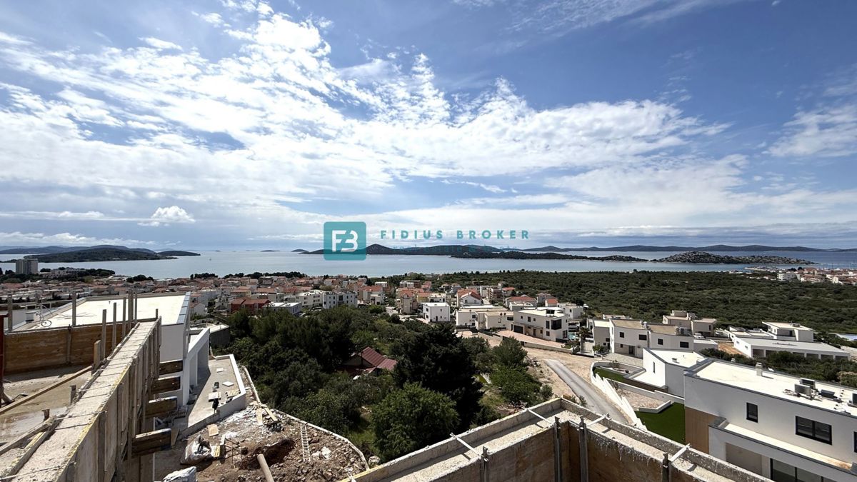 VODICE, novogradnja, trietažno stanovanje, bazen, pogled na morje, vrt, S2