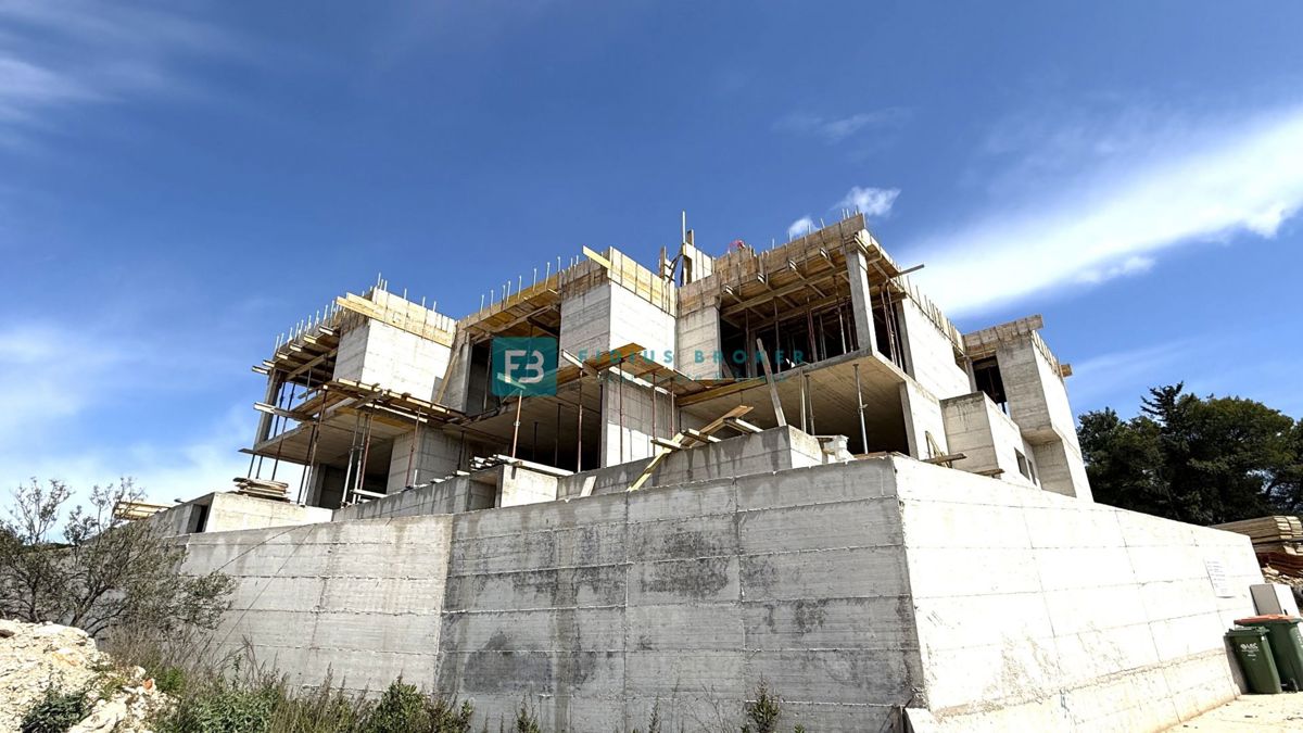 VODICE, novogradnja, trietažno stanovanje, bazen, pogled na morje, vrt, S2