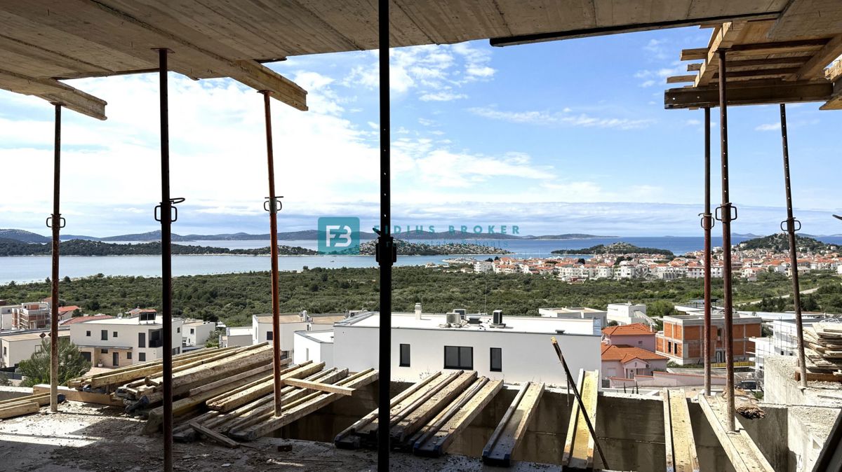 VODICE, novogradnja, trietažno stanovanje, bazen, pogled na morje, vrt, S2