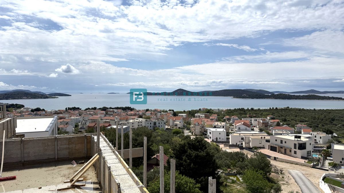 VODICE, novogradnja, trietažno stanovanje, bazen, pogled na morje, vrt, S2