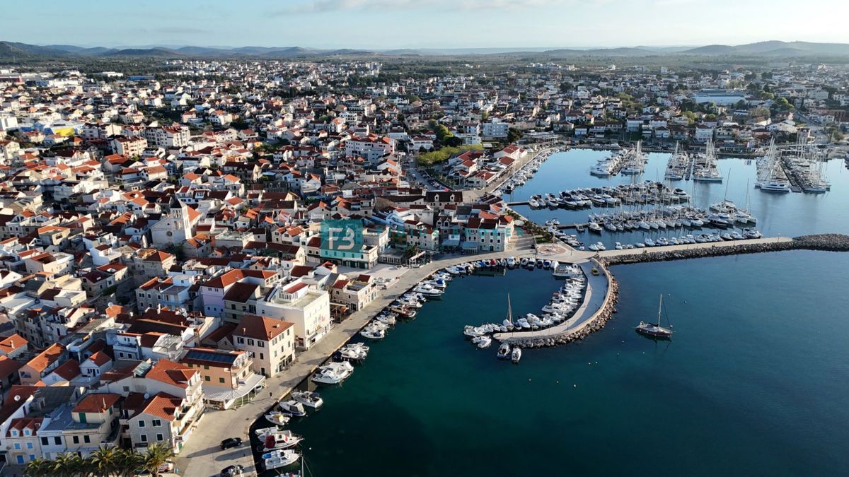 VODICE, pravkar dokončano, 1. nadstropje, dvigalo, garaža, blizu plaže, pogled na morje