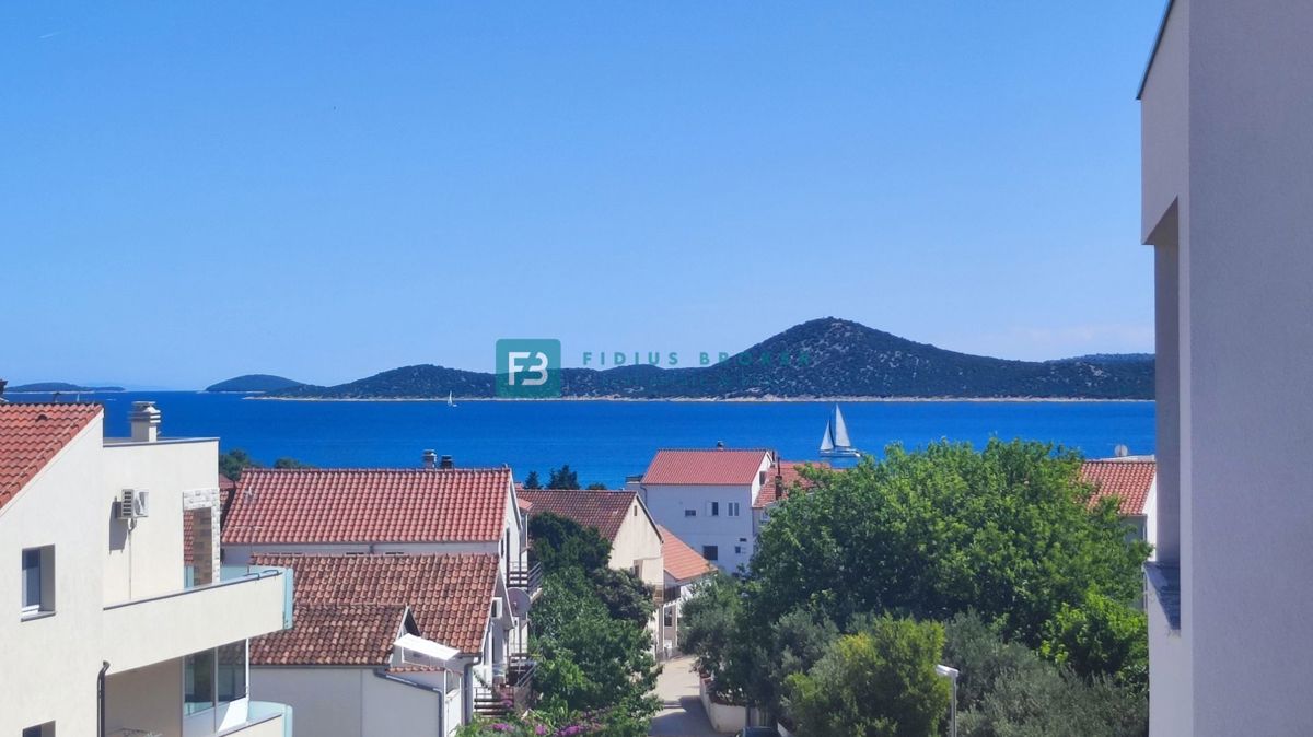 VODICE, pravkar dokončano, 1. nadstropje, dvigalo, garaža, blizu plaže, pogled na morje