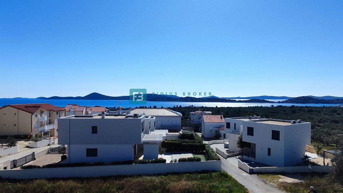 VODICE, nova, moderna hiša dvojček, panoramski pogled na morje, bazen, vrt