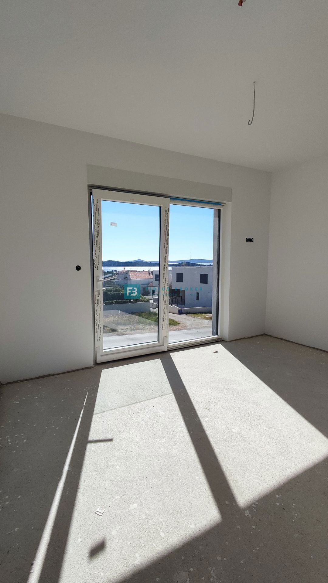 VODICE, nova, moderna hiša dvojček, panoramski pogled na morje, bazen, vrt
