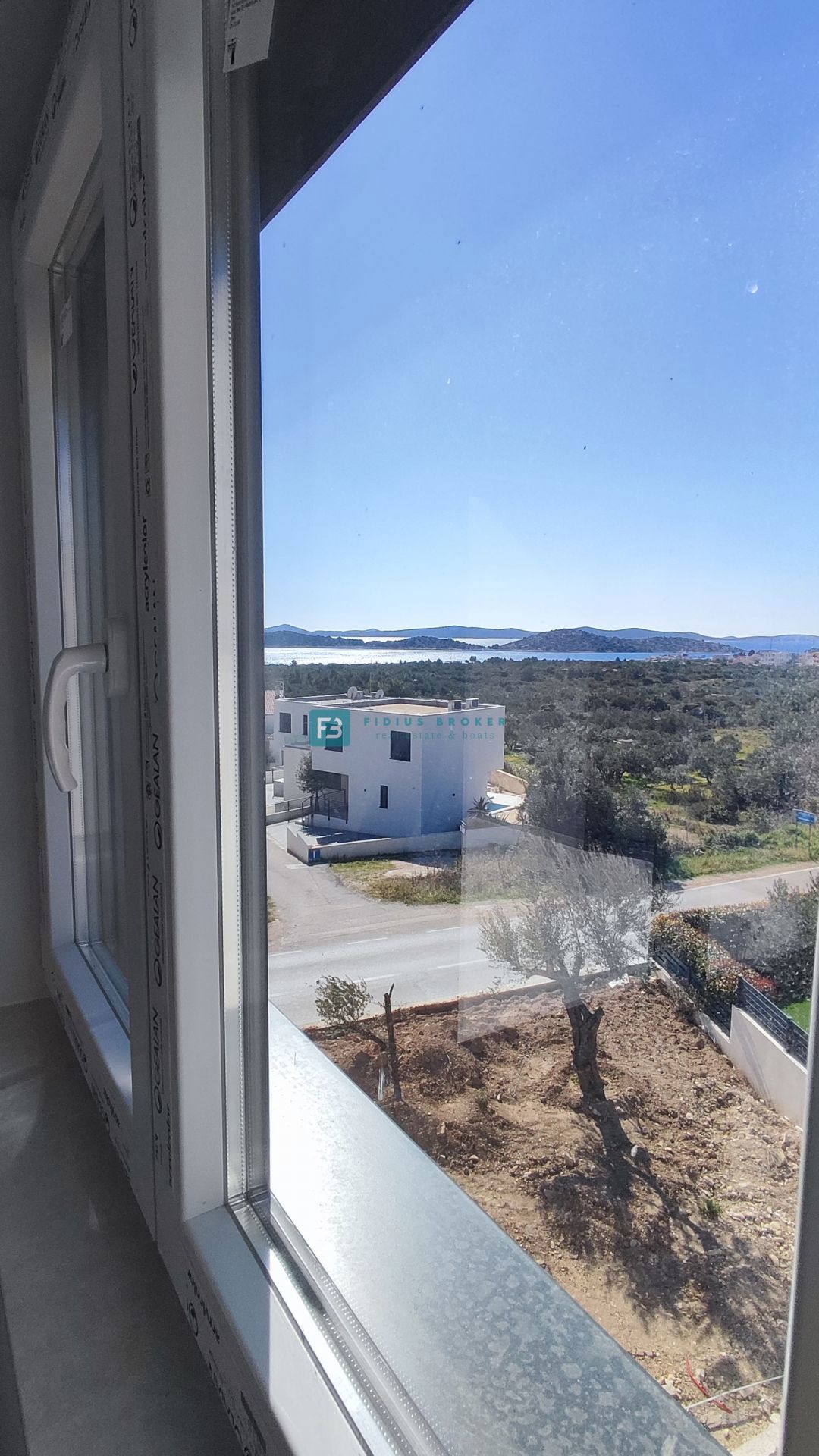 VODICE, nova, moderna hiša dvojček, panoramski pogled na morje, bazen, vrt