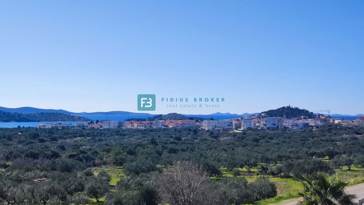 VODICE, nova, moderna hiša dvojček, panoramski pogled na morje, bazen, vrt
