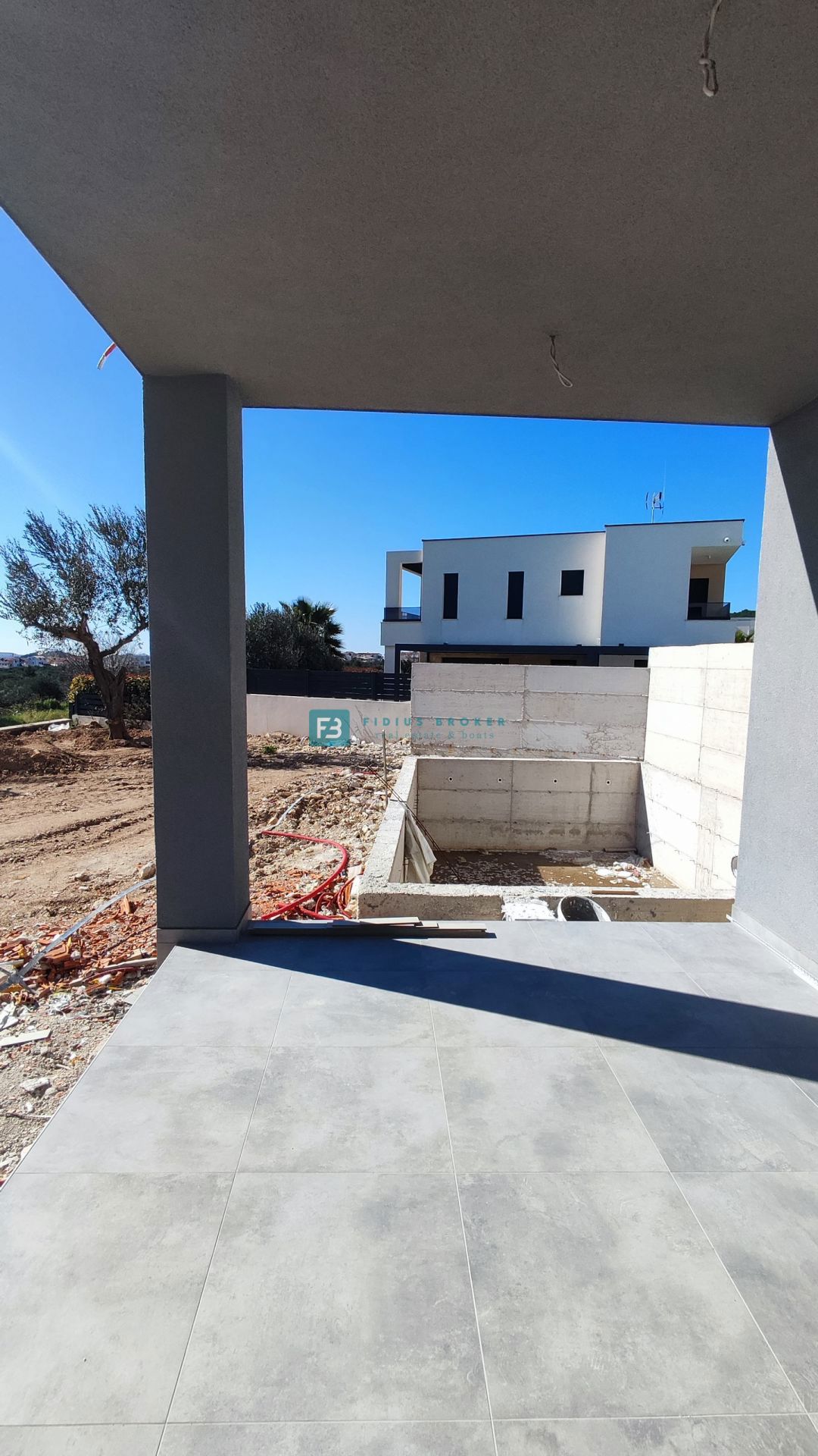 VODICE, nova, moderna hiša dvojček, panoramski pogled na morje, bazen, vrt