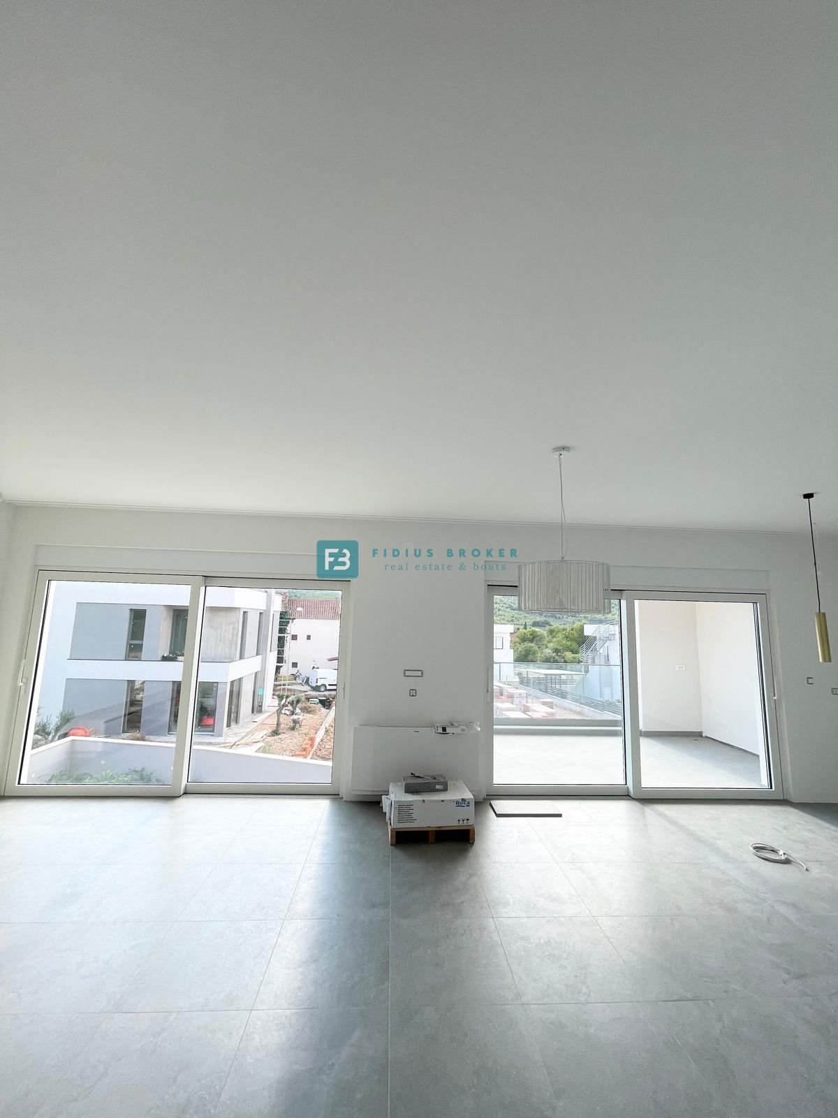 ŠIBENIK-BILICE, nova, opremljena luksuzna vila, 2 ločena apartmaja, 400 m od morja