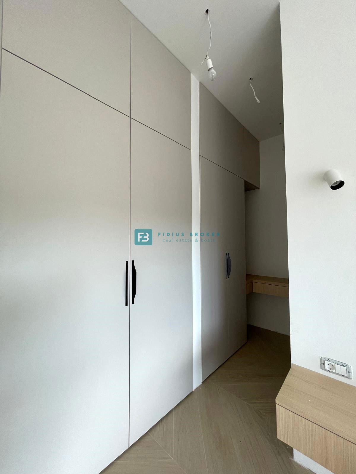 ŠIBENIK-BILICE, nova, opremljena luksuzna vila, 2 ločena apartmaja, 400 m od morja