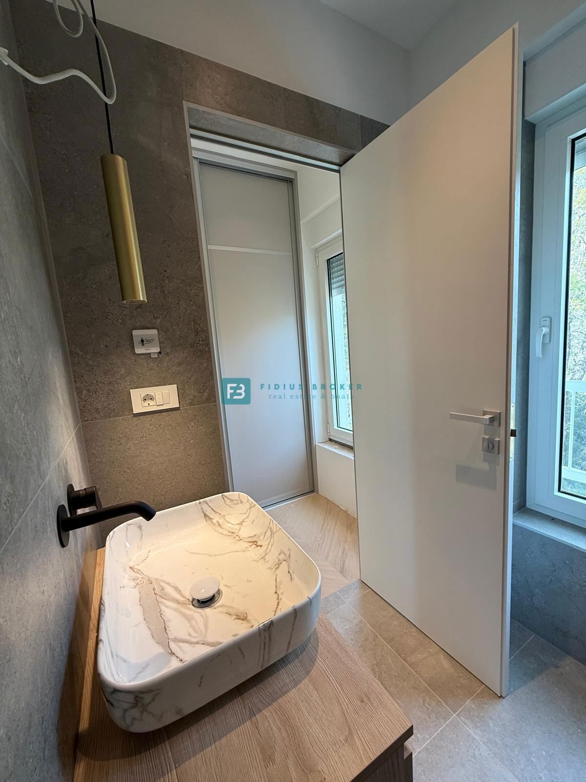 ŠIBENIK-BILICE, nova, opremljena luksuzna vila, 2 ločena apartmaja, 400 m od morja