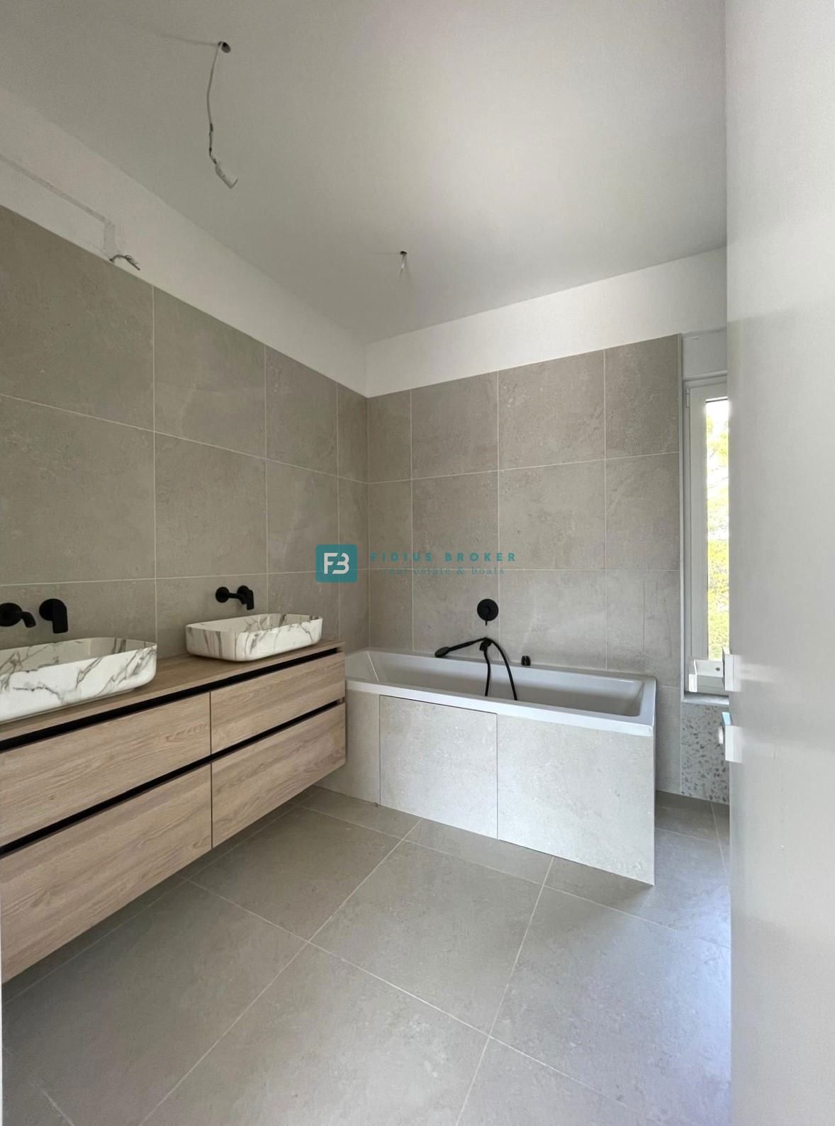 ŠIBENIK-BILICE, nova, opremljena luksuzna vila, 2 ločena apartmaja, 400 m od morja