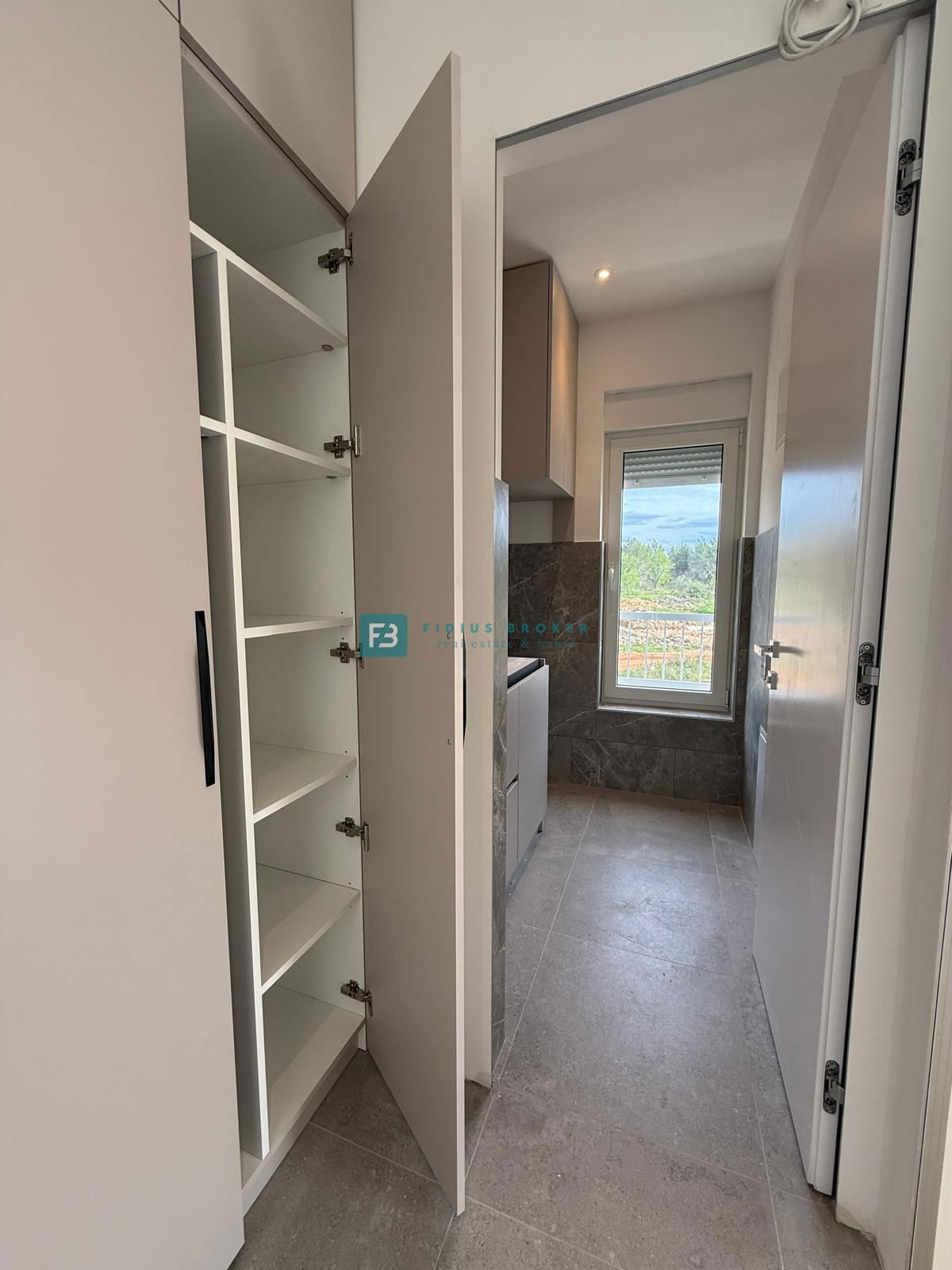 ŠIBENIK-BILICE, nova, opremljena luksuzna vila, 2 ločena apartmaja, 400 m od morja