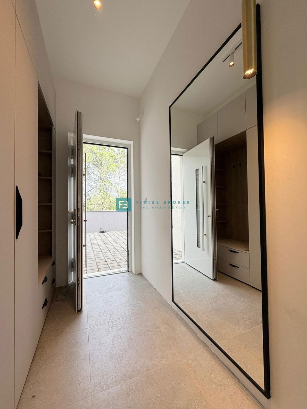 ŠIBENIK-BILICE, nova, opremljena luksuzna vila, 2 ločena apartmaja, 400 m od morja