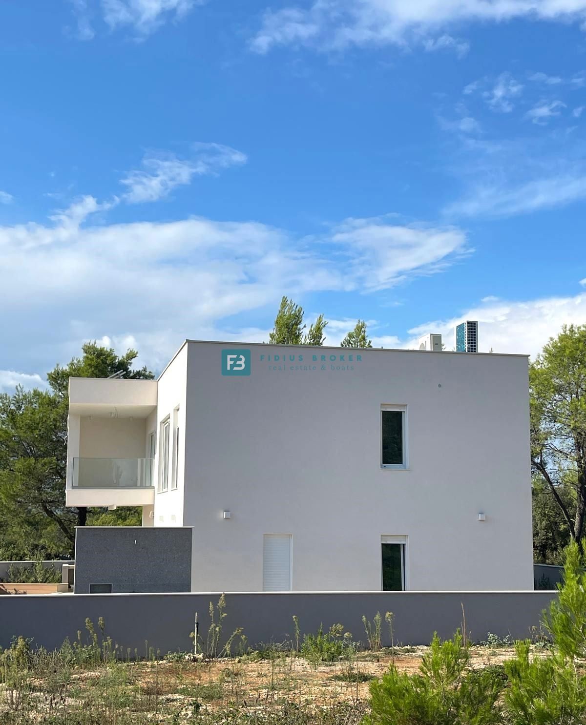 ŠIBENIK-BILICE, nova, opremljena luksuzna vila, 2 ločena apartmaja, 400 m od morja