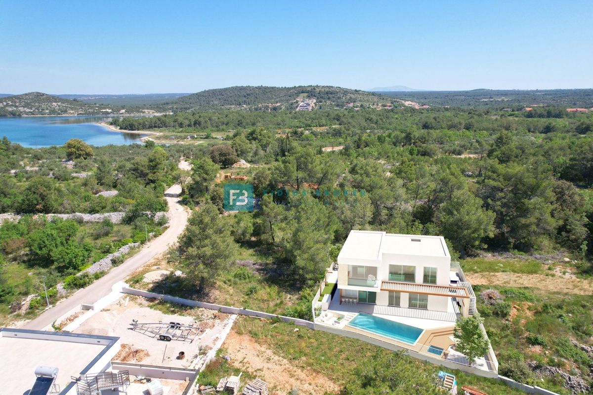 ŠIBENIK-BILICE, nova, opremljena luksuzna vila, 2 ločena apartmaja, 400 m od morja