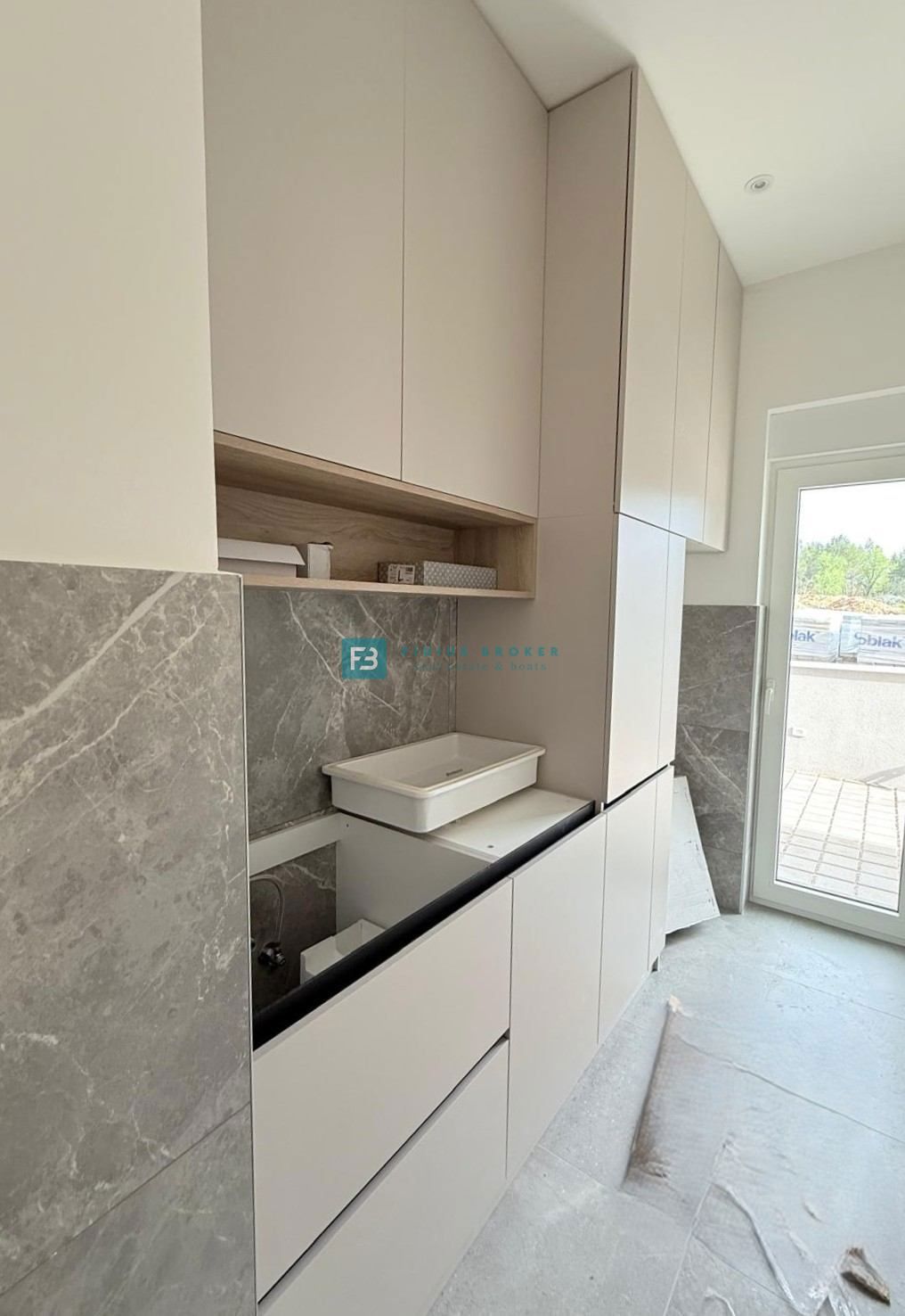 ŠIBENIK-BILICE, nova, opremljena luksuzna vila, 2 ločena apartmaja, 400 m od morja
