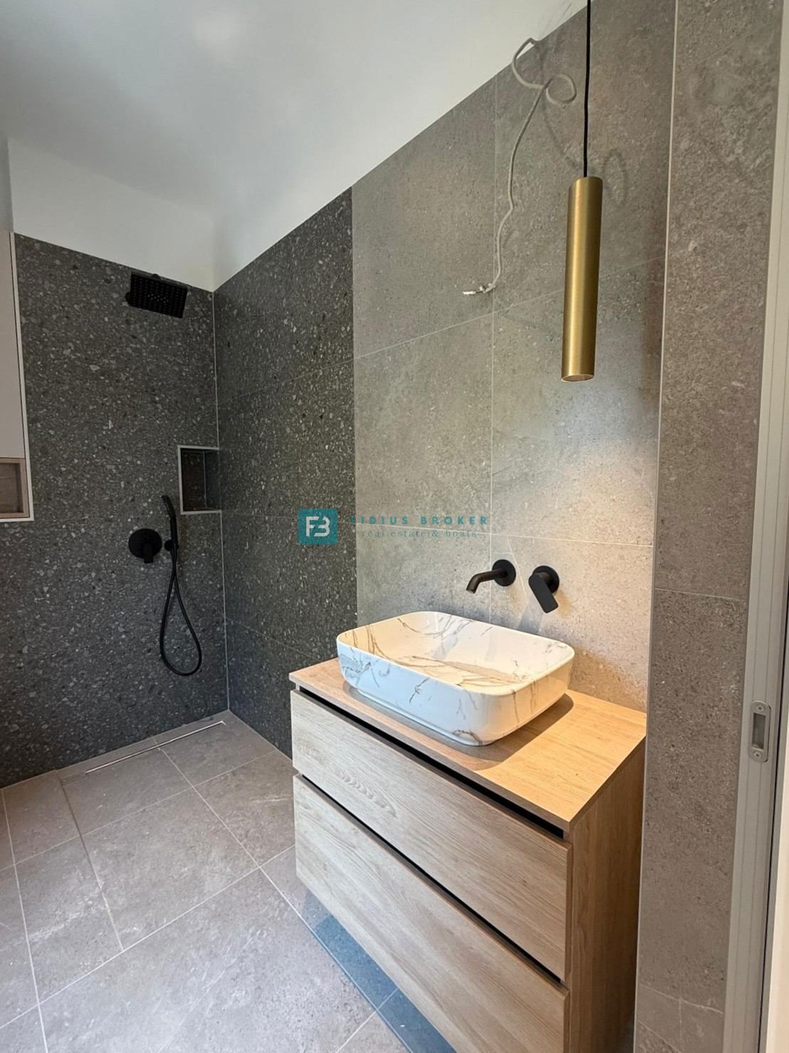ŠIBENIK-BILICE, nova, opremljena luksuzna vila, 2 ločena apartmaja, 400 m od morja