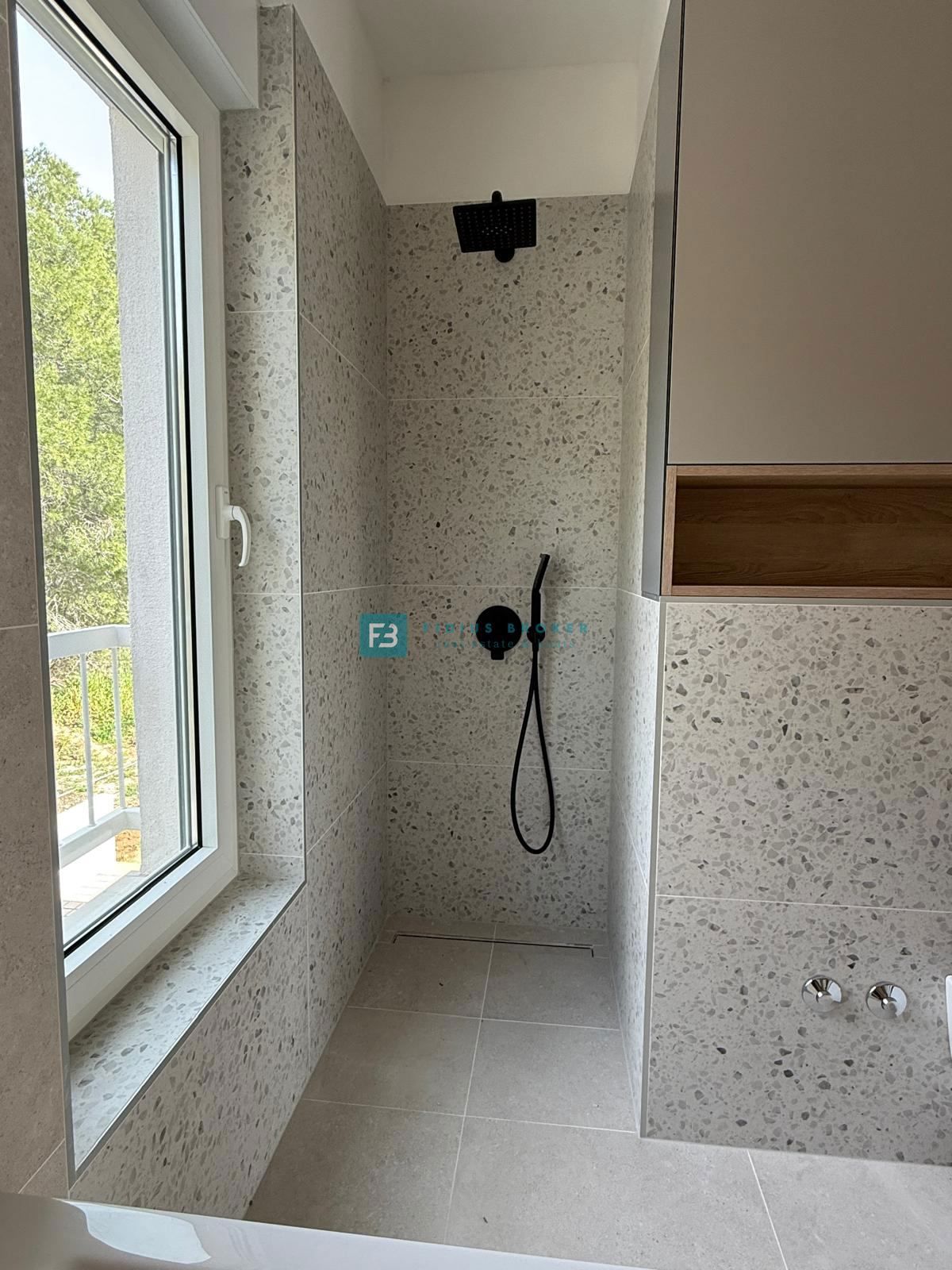ŠIBENIK-BILICE, nova, opremljena luksuzna vila, 2 ločena apartmaja, 400 m od morja