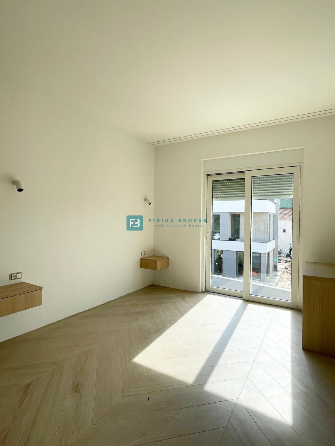 ŠIBENIK-BILICE, nova, opremljena luksuzna vila, 2 ločena apartmaja, 400 m od morja