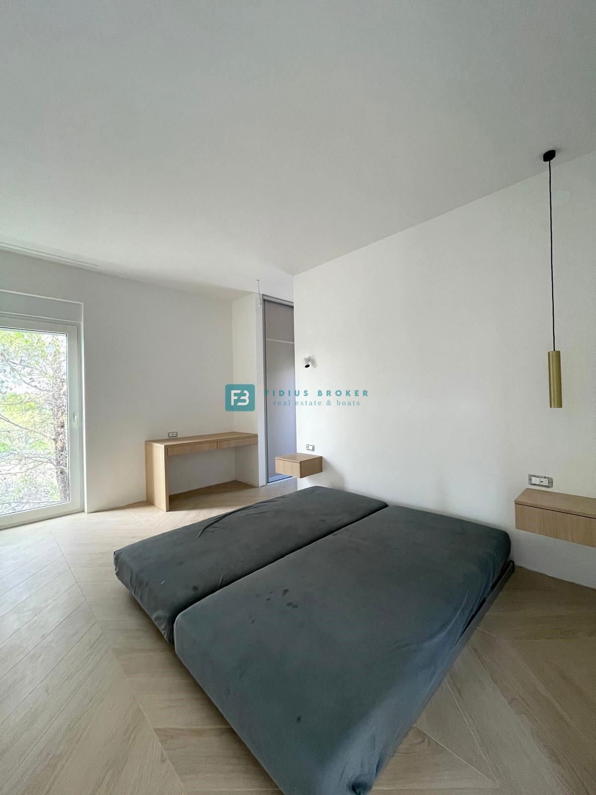 ŠIBENIK-BILICE, nova, opremljena luksuzna vila, 2 ločena apartmaja, 400 m od morja