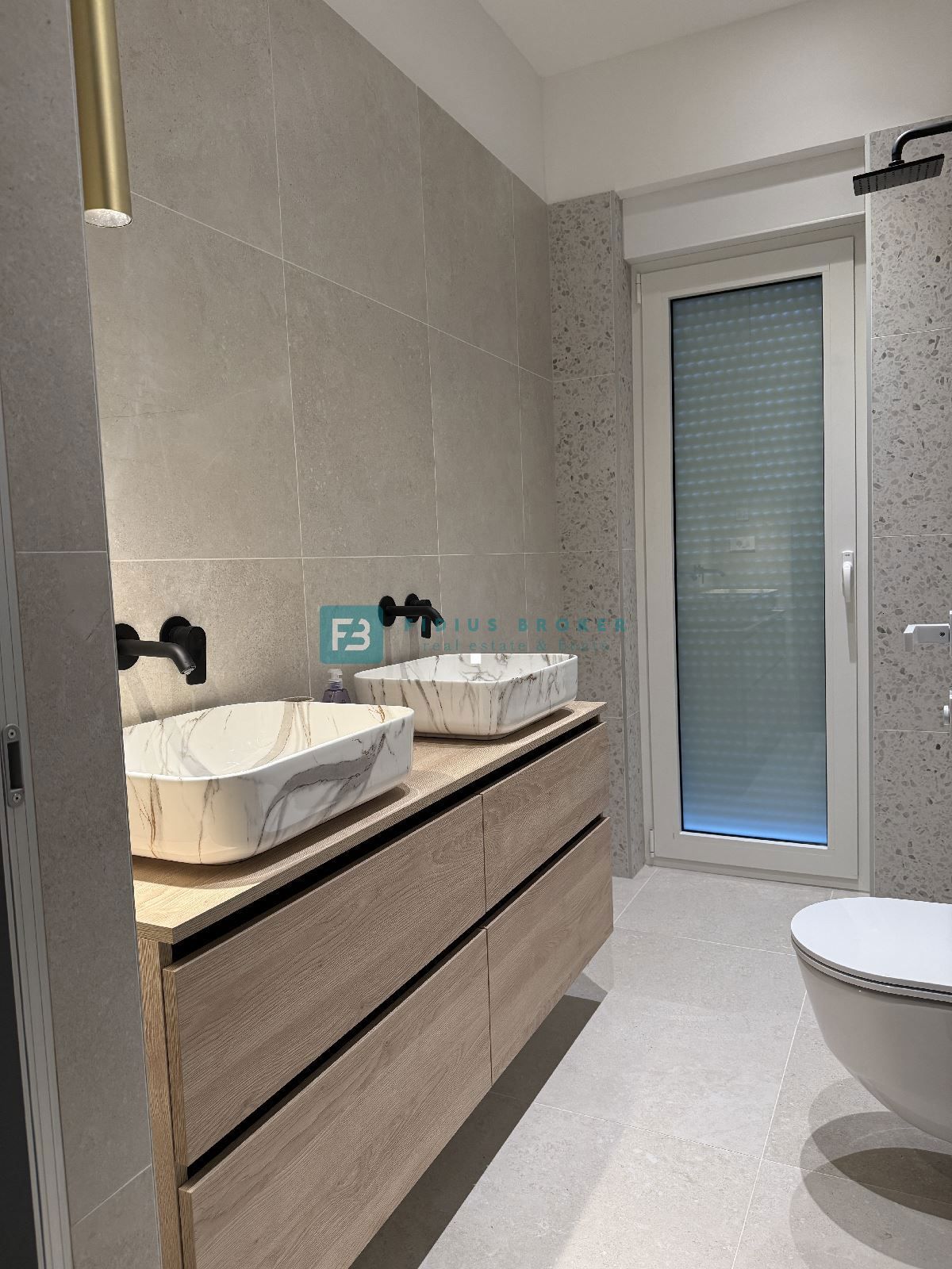 ŠIBENIK-BILICE, nova, opremljena luksuzna vila, 2 ločena apartmaja, 400 m od morja