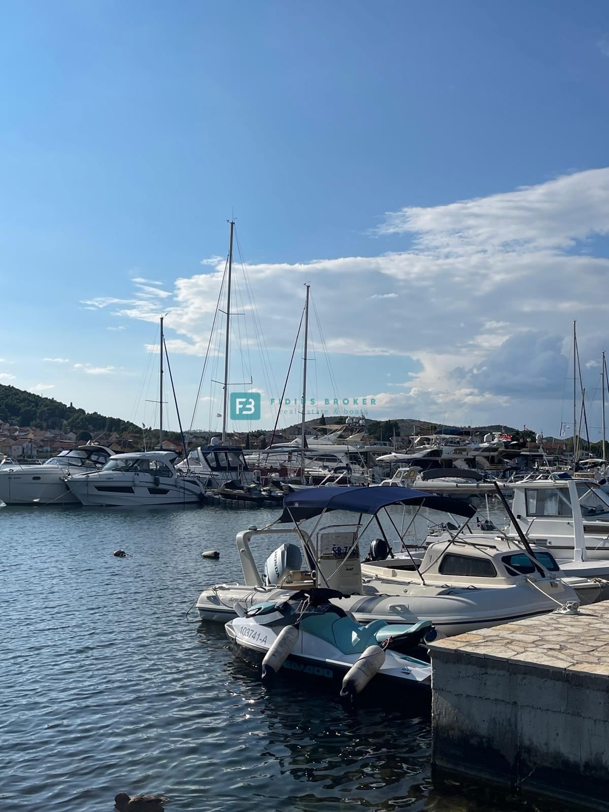 ŠIBENIK-BILICE, nova, opremljena luksuzna vila, 2 ločena apartmaja, 400 m od morja