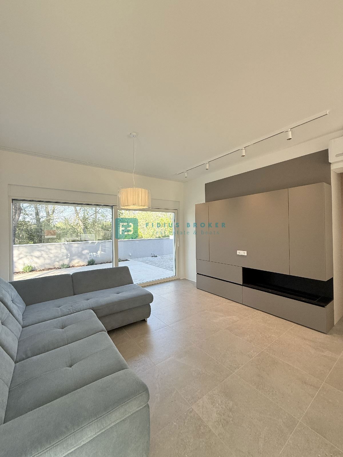 ŠIBENIK-BILICE, nova, opremljena luksuzna vila, 2 ločena apartmaja, 400 m od morja
