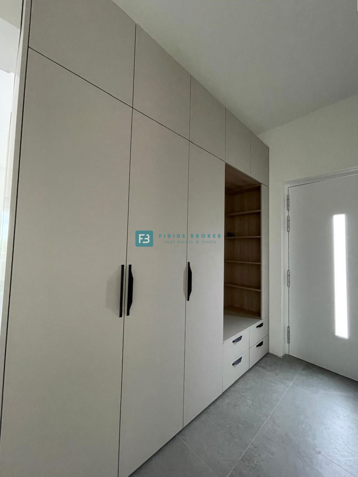 ŠIBENIK-BILICE, nova, opremljena luksuzna vila, 2 ločena apartmaja, 400 m od morja