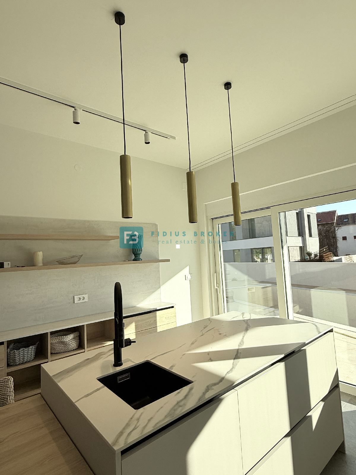 ŠIBENIK-BILICE, nova, opremljena luksuzna vila, 2 ločena apartmaja, 400 m od morja