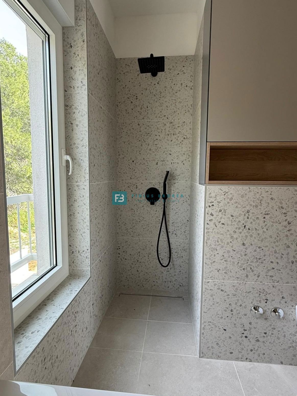 ŠIBENIK-BILICE, nova, opremljena luksuzna vila, 2 ločena apartmaja, 400 m od morja
