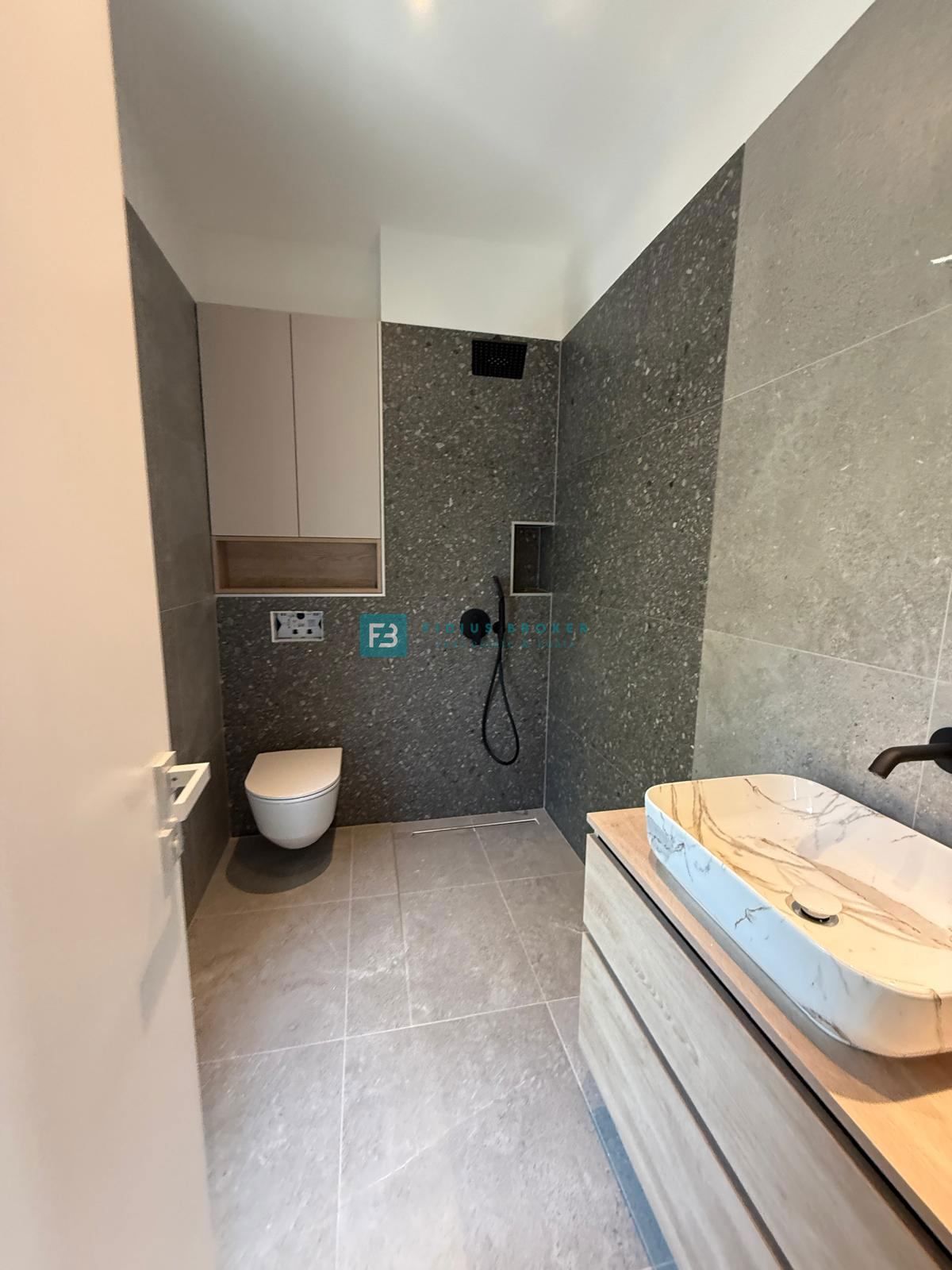 ŠIBENIK-BILICE, nova, opremljena luksuzna vila, 2 ločena apartmaja, 400 m od morja