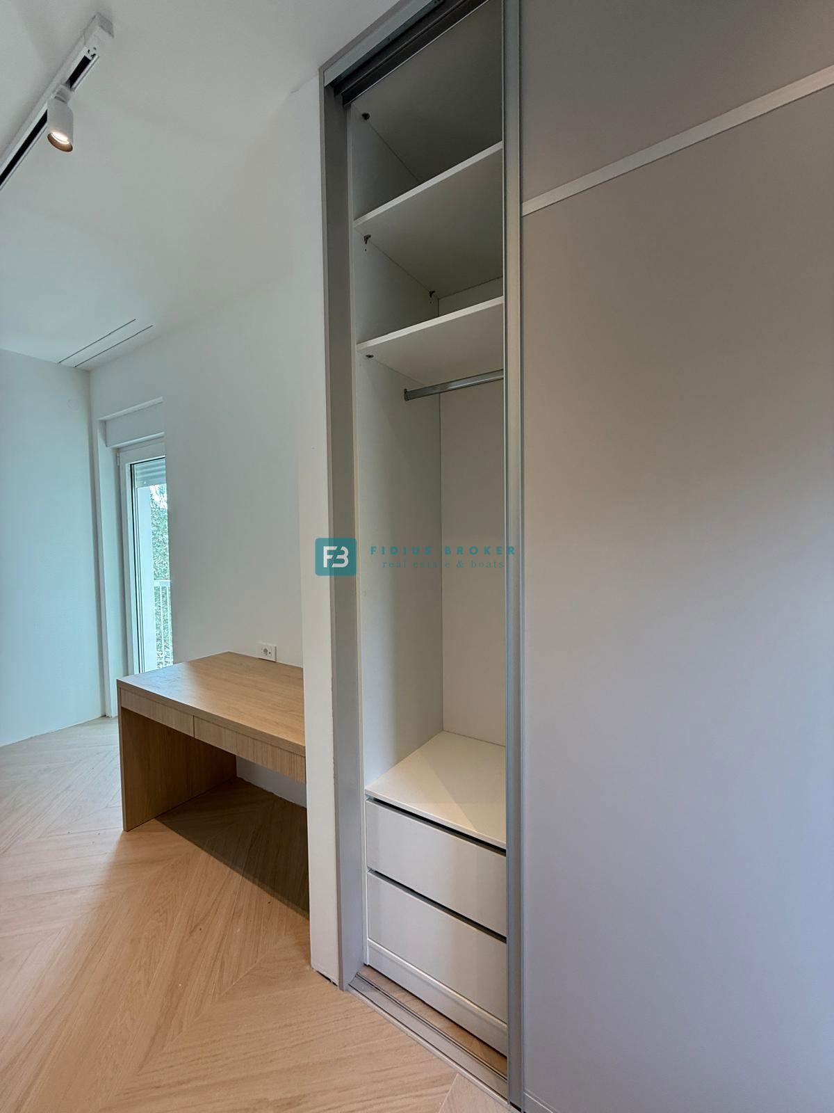 ŠIBENIK-BILICE, nova, opremljena luksuzna vila, 2 ločena apartmaja, 400 m od morja