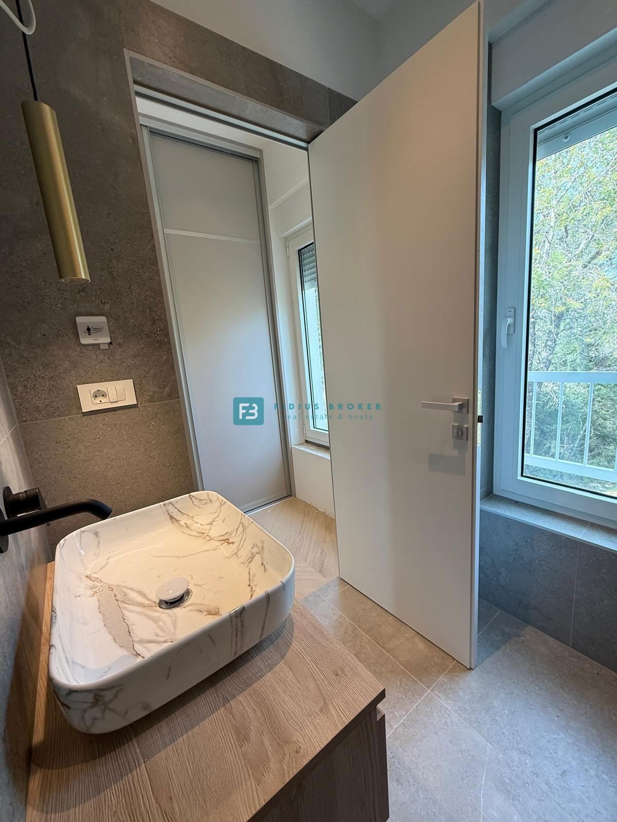 ŠIBENIK-BILICE, nova, opremljena luksuzna vila, 2 ločena apartmaja, 400 m od morja