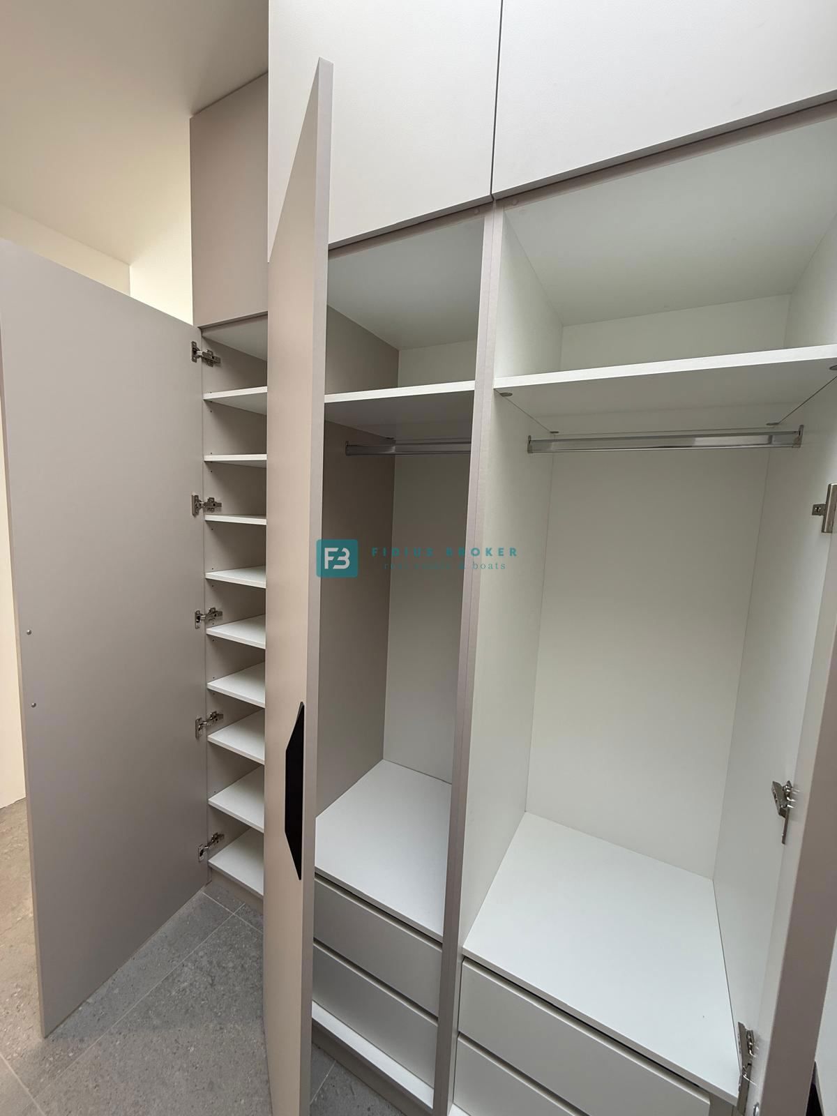 ŠIBENIK-BILICE, nova, opremljena luksuzna vila, 2 ločena apartmaja, 400 m od morja