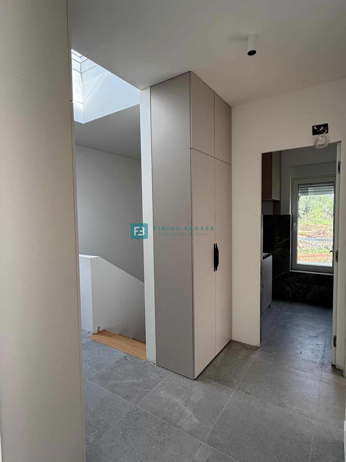 ŠIBENIK-BILICE, nova, opremljena luksuzna vila, 2 ločena apartmaja, 400 m od morja