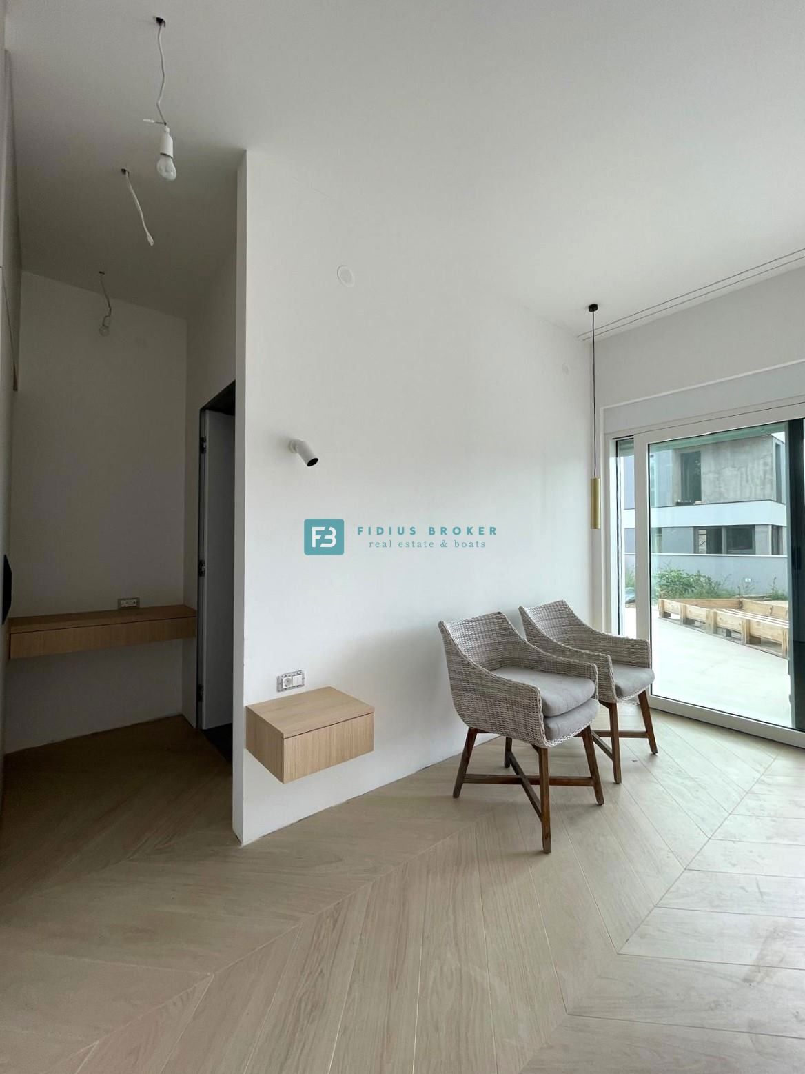 ŠIBENIK-BILICE, nova, opremljena luksuzna vila, 2 ločena apartmaja, 400 m od morja