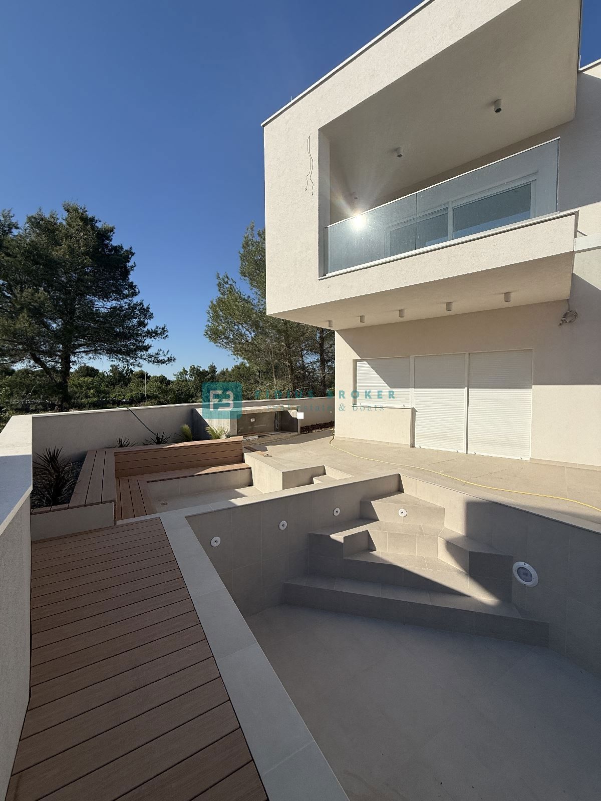 ŠIBENIK-BILICE, nova, opremljena luksuzna vila, 2 ločena apartmaja, 400 m od morja